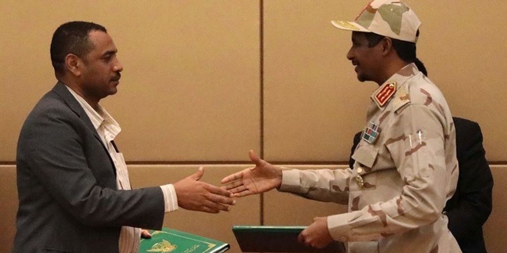 Σουδάν: Το Στρατιωτικό Συμβούλιο και ο κύριος σχηματισμός της αντιπολίτευσης υπέγραψαν τη συμφωνία μετάβασης