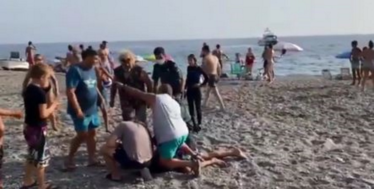 ΒΙΝΤΕΟ: Κινηματογραφική καταδίωξη σε παραλία – Κολυμβητές συλλαμβάνουν εμπόρους ναρκωτικών