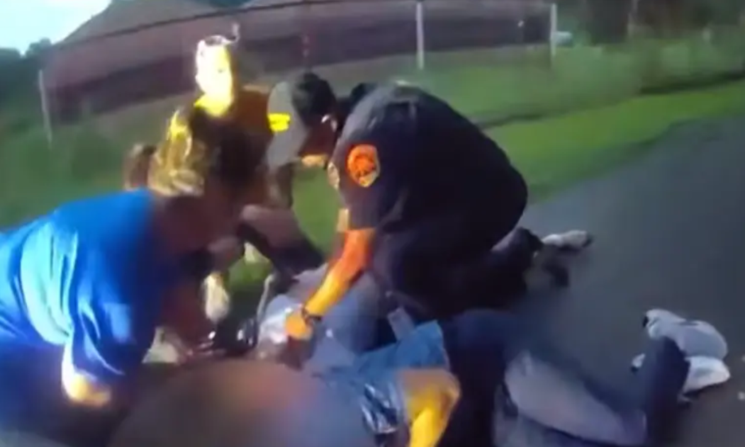 Video: Κεραυνός χτύπησε ζευγάρι ενώ περπατούσε χέρι χέρι - Δραματικές προσπάθειες διάσωσης