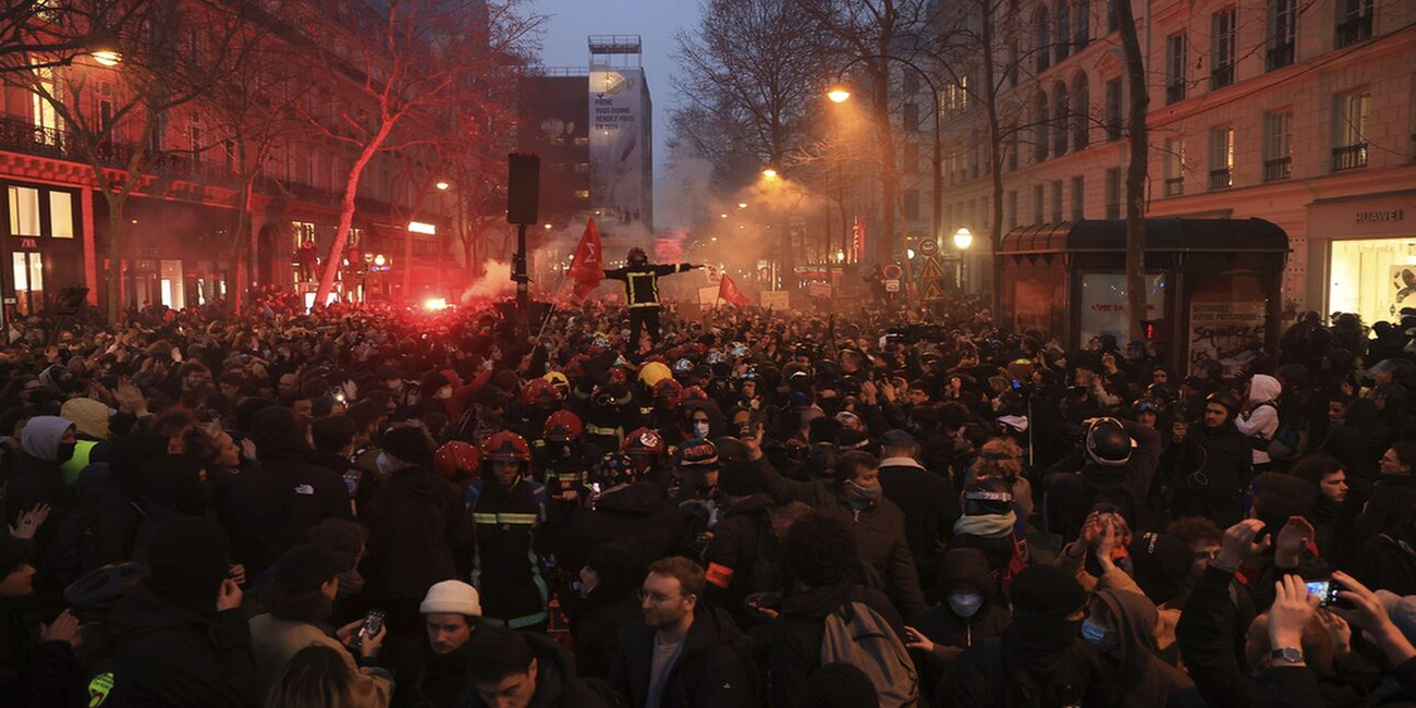 «Βράζει» η Γαλλία: Ξανά στους δρόμους οργισμένοι πολίτες - Έβαλαν φωτιά στο δημαρχείο του Μπορντώ - Βίντεο