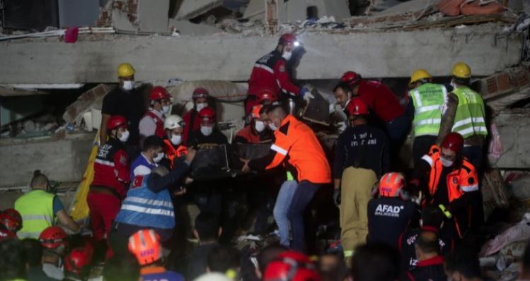 Σεισμός στη Σάμο: Αγωνία για τους εγκλωβισμένους στη Σμύρνη – Τουλάχιστον 17 νεκροί και 709 τραυματίες 