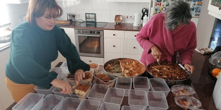 Κύπριες αδερφές μετέτρεψαν το σπίτι τους σε μαγειρείο αγάπης - Με δικά τους έξοδα προσφέρουν φαγητό - Φωτογραφίες