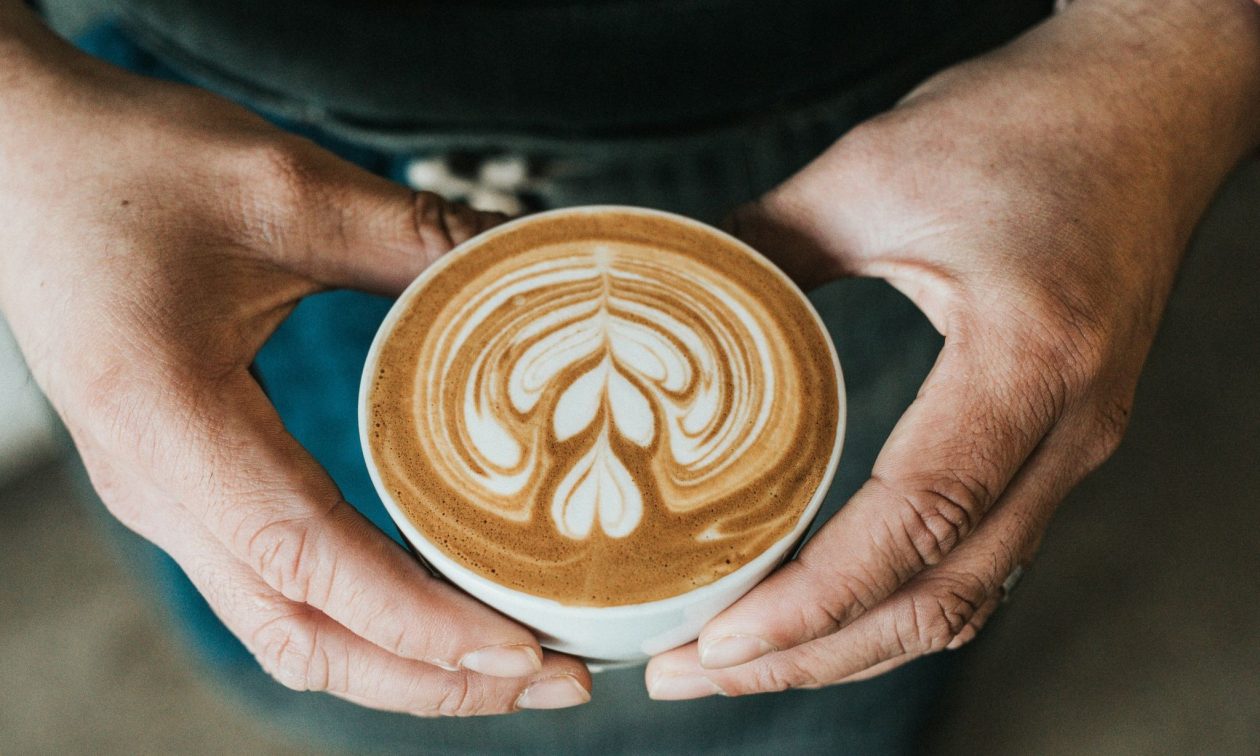 «Coffee badging»: Τι ακριβώς είναι και πώς επηρεάζει τις εργασιακές σας σχέσεις