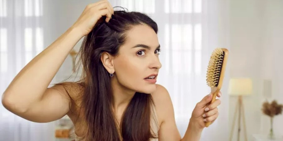Τέσσερις λόγοι υγείας που τα μαλλιά σου είναι θαμπά και εύθραυστα