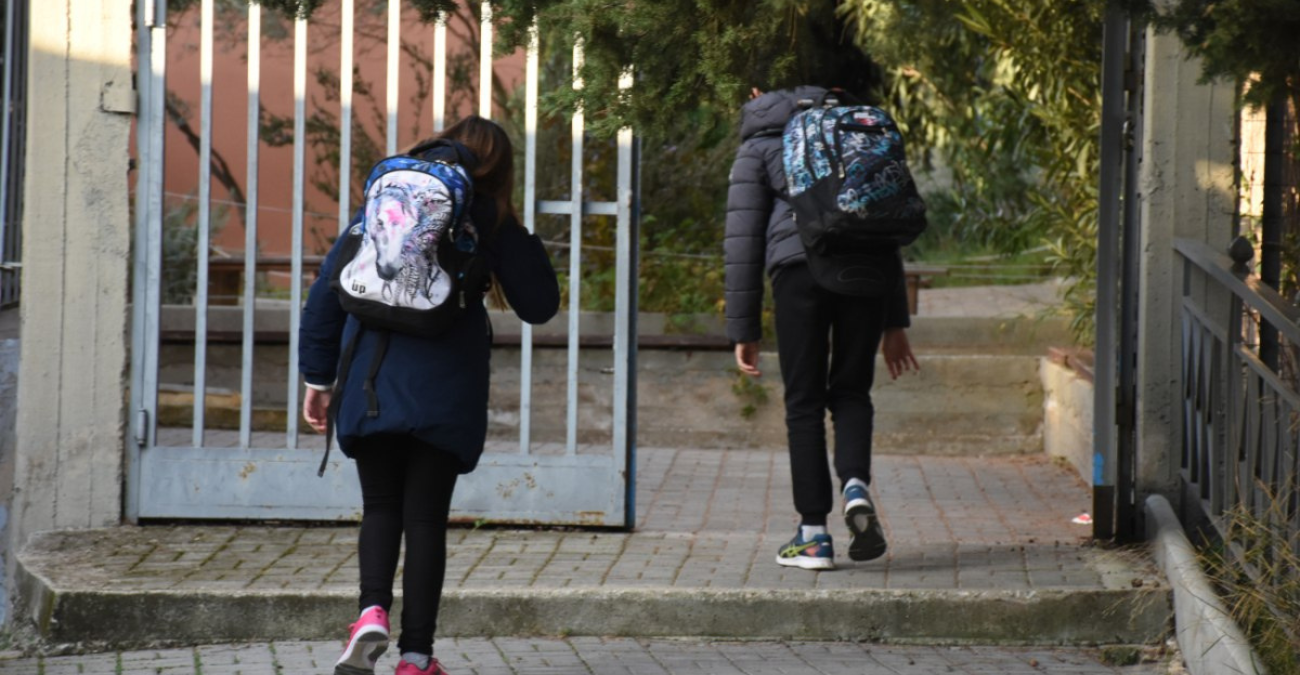 Ελλάδα: Μαθητές έδειραν 11χρονο στο σχολείο – «Μάθετέ του να μη δίνει σημασία» είπε στη μητέρα του η διευθύντρια