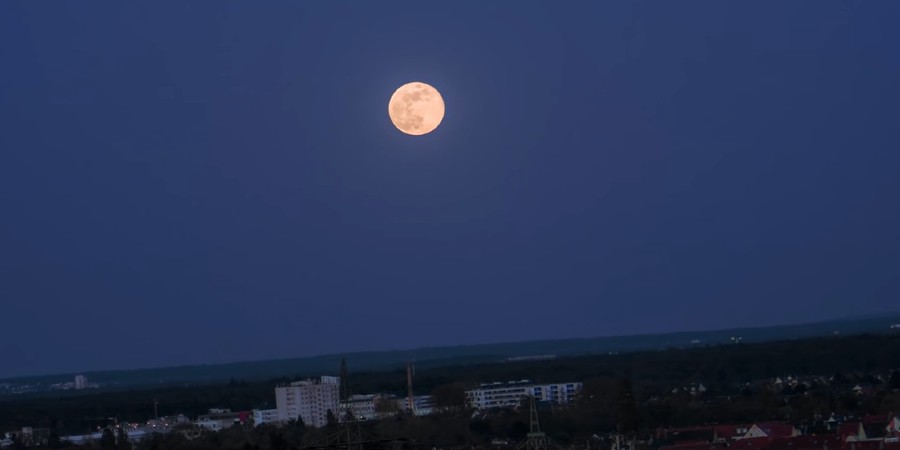 Κάνει την εμφάνισή του απόψε το «ροζ φεγγάρι» - Από πού πήρε το όνομά της η πανσέληνος Απριλίου