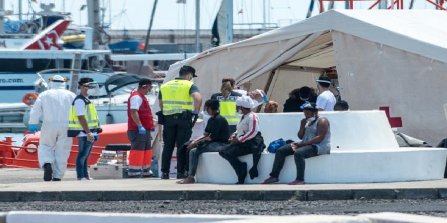 ΜΑΛΤΑ: Εκατοντάδες μετανάστες αποβιβάζονται από πλοίο ανοικτά της χώρας - Επικρίνουν την Ε.Ε
