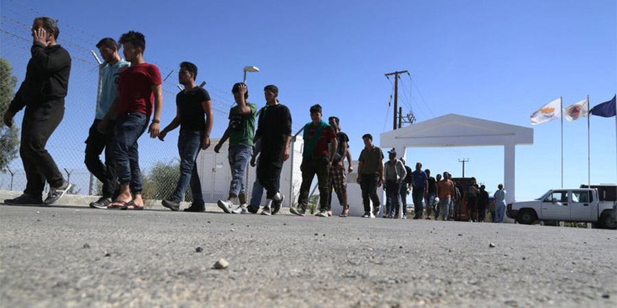 Μετέφεραν παράνομα 16 μετανάστες στην Περιστερώνα - Φόρεσαν χειροπέδες σε 9 πρόσωπα