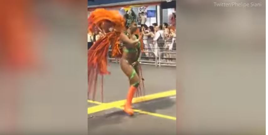 Έγινε και αυτό στο Καρναβάλι του Ρίο - Της έσπασε το στριγκάκι και συνέχισε να χορεύει κανονικά - VIDEO  