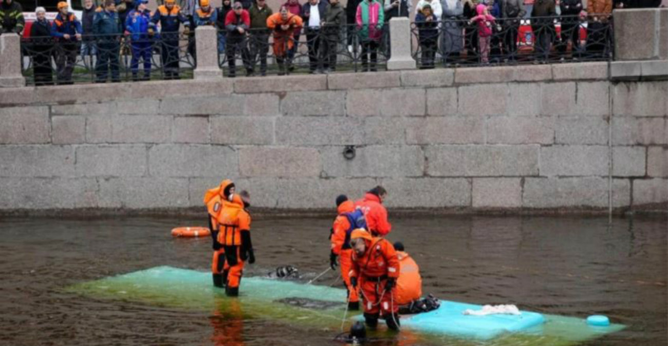 Ρωσία: Τουλάχιστον επτά νεκροί από πτώση λεωφορείου σε ποταμό της Αγίας Πετρούπολης - Δείτε απίστευτα βίντεο