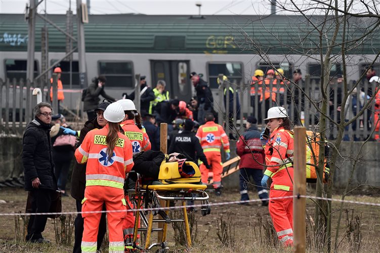 Tρεις νεκροί και 10 σοβαρά τραυματίες σε εκτροχιασμό τρένου κοντά στο Μιλάνο - ΦΩΤΟ