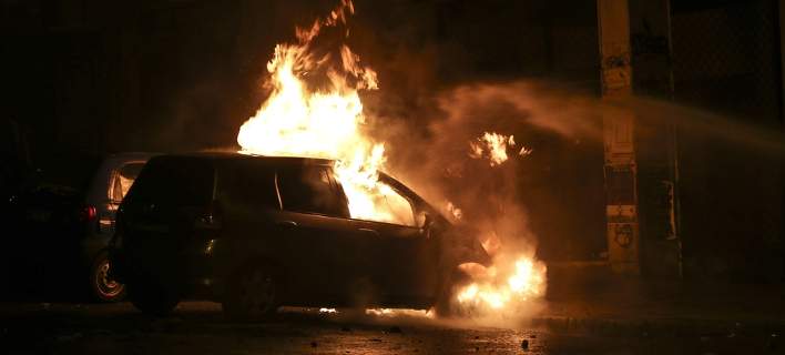 ΠΑΦΟΣ: Έτρεχε με το λάστιχο να σβήσει την φωτιά στο όχημα
