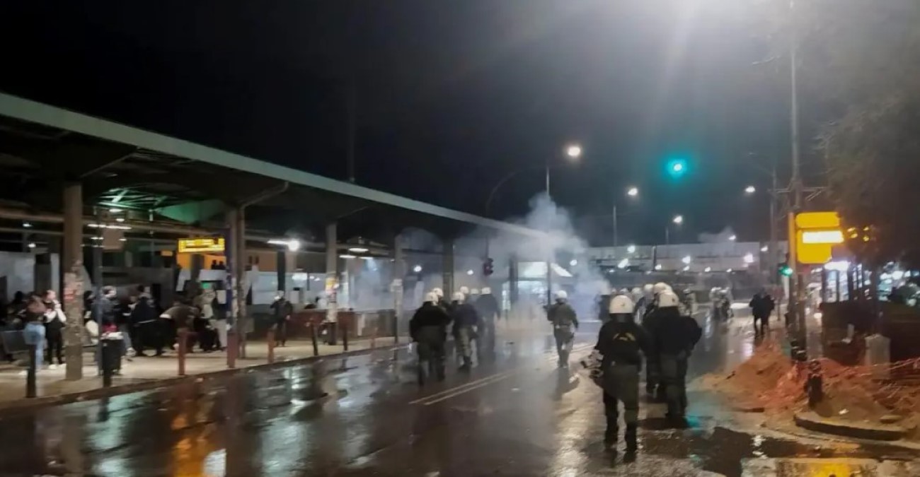Σύγκρουση τρένων στη Λάρισα: Επεισόδια στην πορεία - Πετούν φωτοβολίδες και καίνε κάδους στον σταθμό «Αττική»