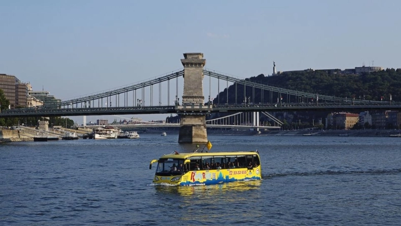 Το αμφίβιο λεωφορείο της Βουδαπέστης: Σε ξεναγεί μέσα και έξω από το νερό