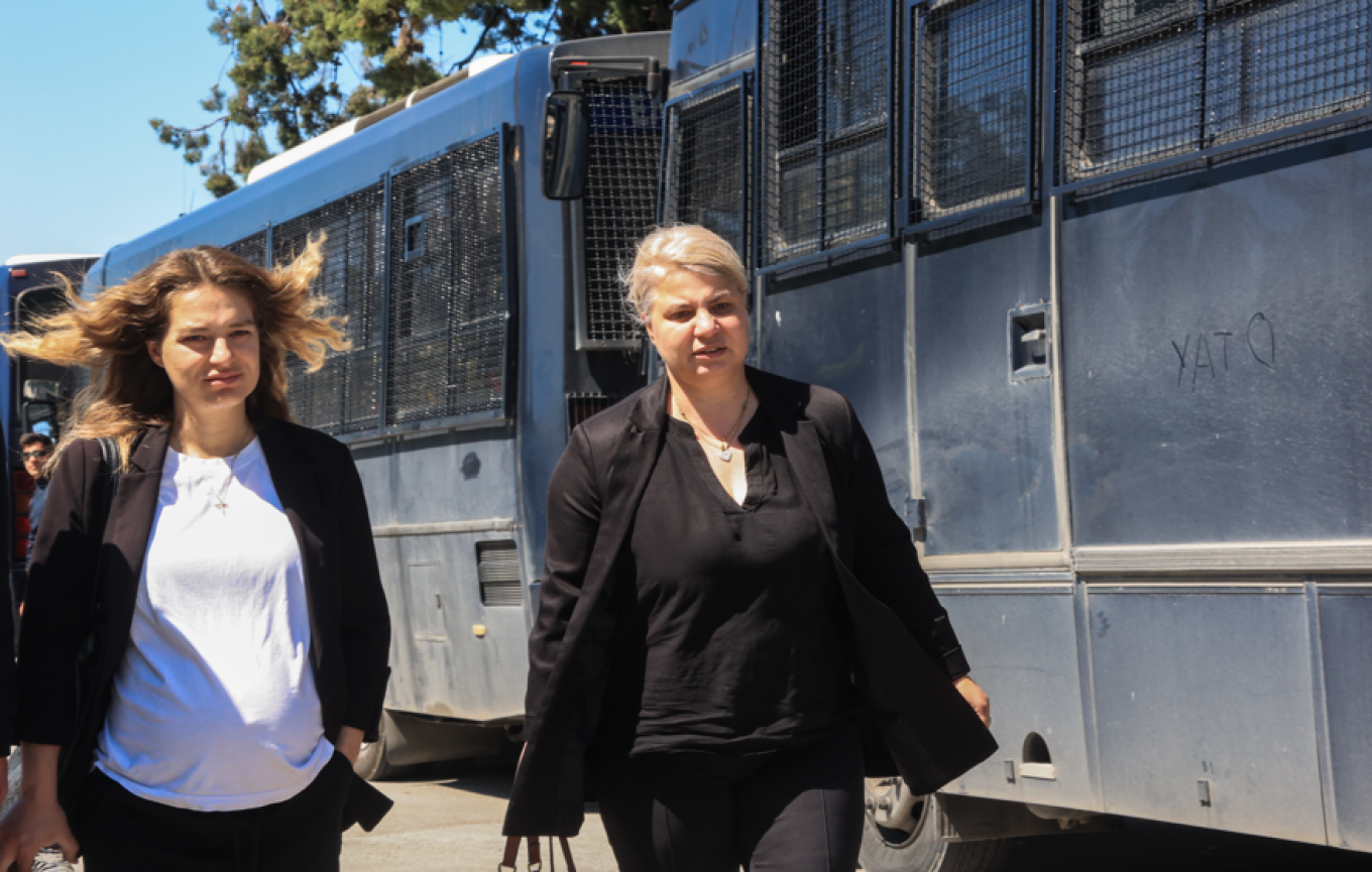 «Η κόρη μου πέθανε αβοήθητη μέσα σε ένα βαγόνι» - Ξέσπασε η μητέρα της Κλαούντια στη δίκη για τα Τέμπη