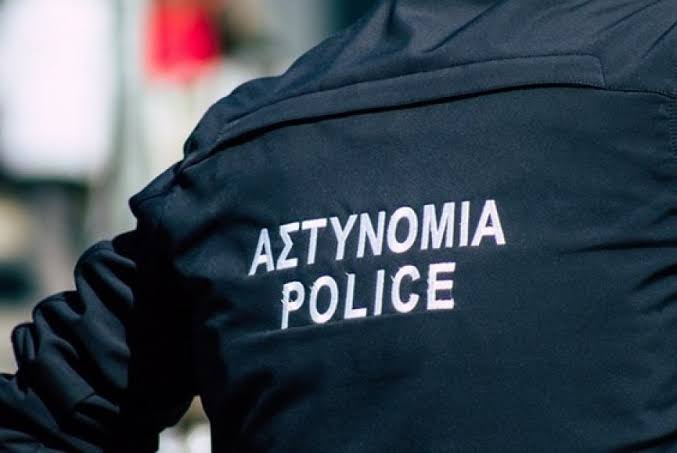   Απίστευτο: Άνδρας παριστάνει τον αστυνομικό κυκλοφορεί στους δρόμους και ζητά χρήματα