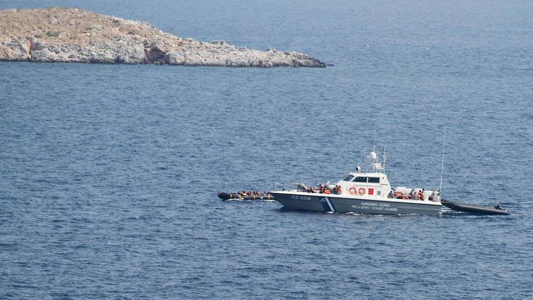EKTAKTO: Σκάφος του κατοχικού στρατού ρυμουλκεί ε/κ αλιευτικό σκάφος στα κατεχόμενα 