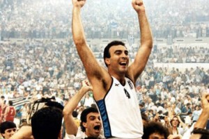 ΚΟΡΩΝΟΪΟΣ: Δημοπρατήθηκε με ποσό ΡΕΚΟΡ η φανέλα του Γκάλη από το Ευρωμπάσκετ του 1987!