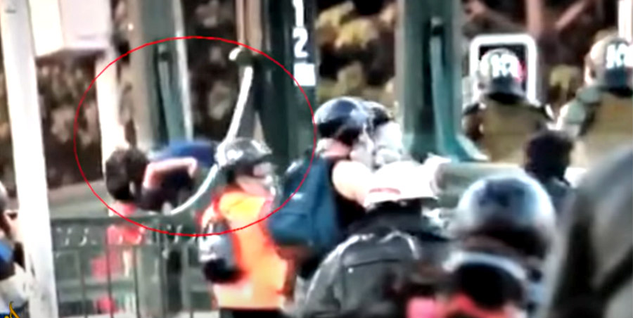Σάλος με βίντεο που δείχνει αστυνομικό να ρίχνει από γέφυρα 16χρονο διαδηλωτή -VIDEO