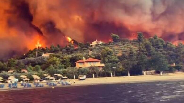 Φωτιά στην Εύβοια: Επιστρέφει το μέτωπο πίσω στη Λίμνη - Καίγονται τα πρώτα σπίτια στη Δάφνη