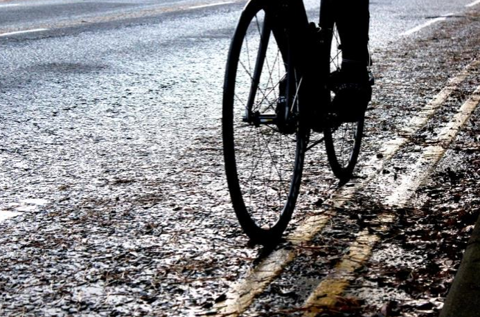 Όχημα χτύπησε ποδηλάτη στη Λεμεσό και εγκατέλειψε τη σκηνή – Περαστικός τον σκέπασε με σακάκι για να μην κρυώσει