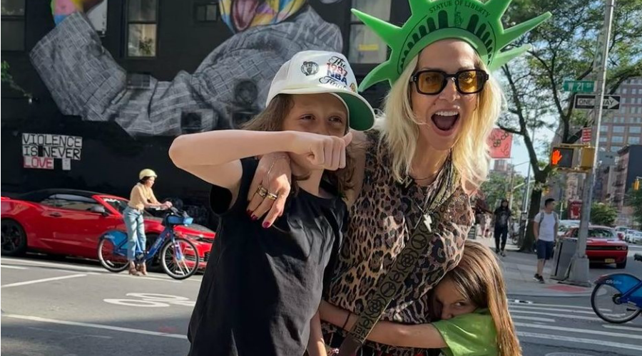 Άννα Βίσση: Βόλτα στους δρόμους της Νέας Υόρκης με τα εγγόνια της (Φώτος)