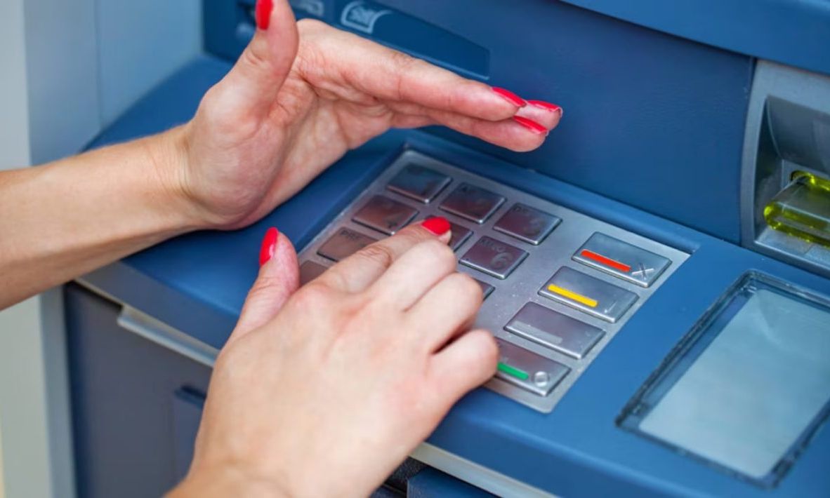 Τράπεζες: Γιατί δεν πρέπει να βγάζετε χρήματα από ATM εκτός τραπεζικού ωραρίου
