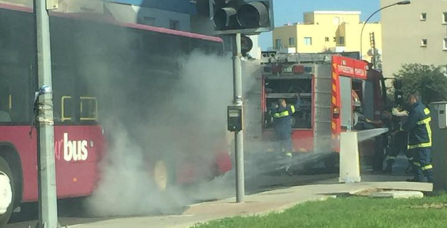 ΛΑΡΝΑΚΑ: Φωτιά σε εν κινήσει λεωφορείο- Ήταν σε κεντρικό δρόμο – ΦΩΤΟΓΡΑΦΙΕΣ