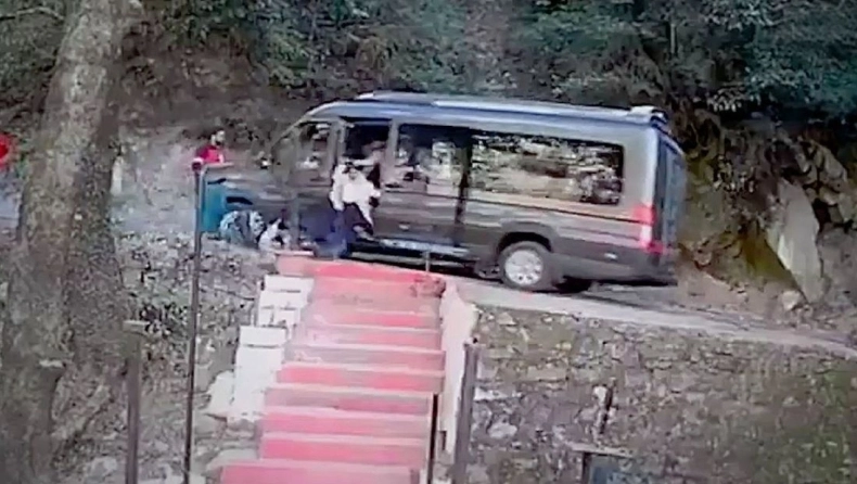 Σοκαριστικό βίντεο από την Ινδία: Επιβάτες «βουτάνε» από βαν που κατρακυλάει σε γκρεμό!