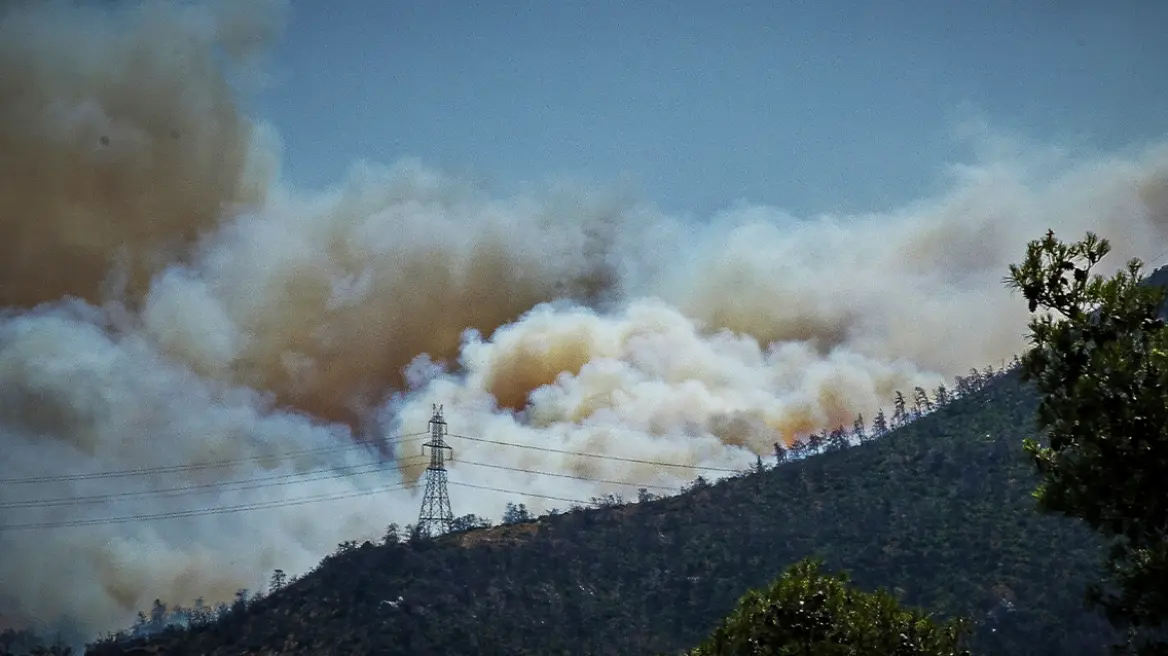 Φωτιά μέσα στο δάσος της Πάρνηθας: Ενισχύθηκαν οι πυροσβεστικές δυνάμεις - Δείτε βίντεο