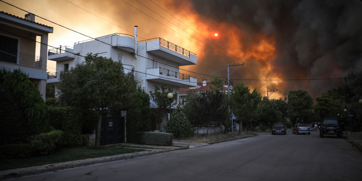 Φωτιά στην Βαρυμπόμπη: Συγκλονίζουν τα λόγια αστυνομικού – «Αν δε φύγετε από το σπίτι, θα μείνω εδώ και θα καώ μαζί σας»