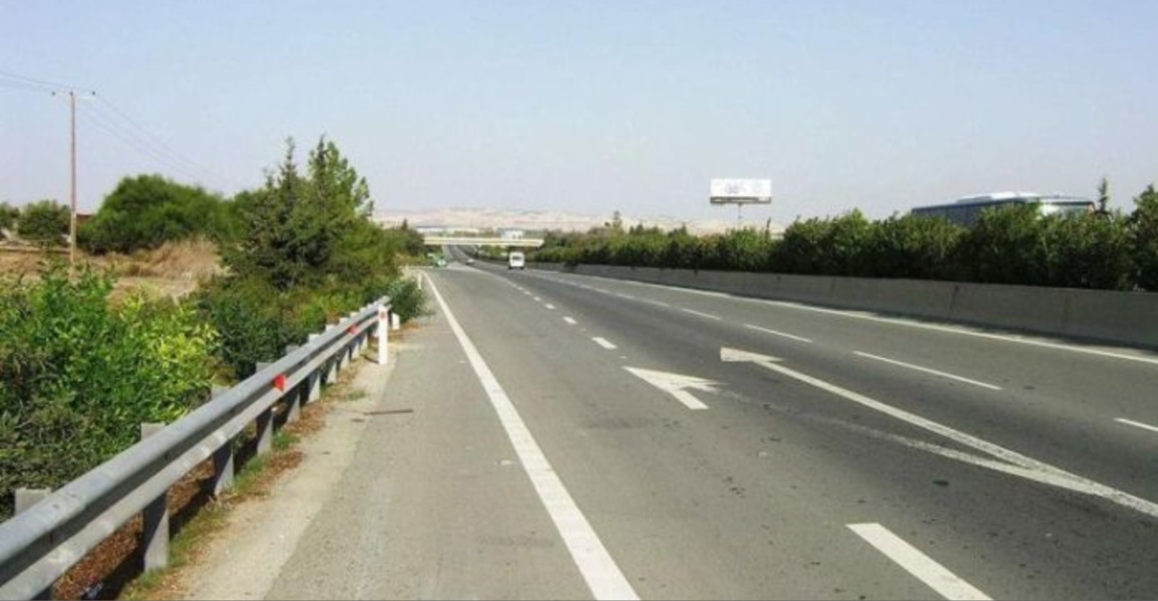 ΒΙΝΤΕΟ: Όχημα υπέστη εκτεταμένες ζημιές μετά από τροχαίο σε αυτοκινητόδρομο – Στο σημείο Αστυνομία