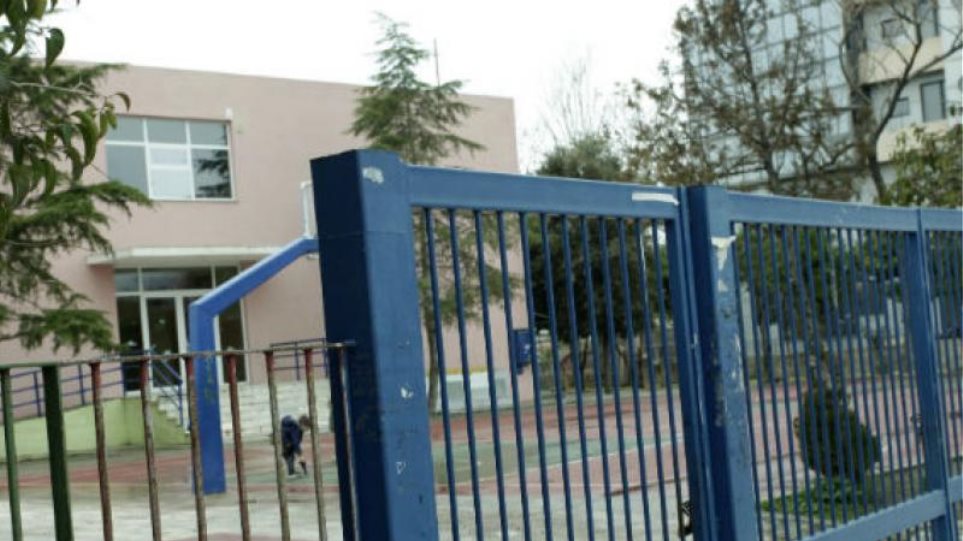 Θεσσαλονίκη: Στο Τμήμα μαθητές γυμνασίου επειδή... κάθονταν στο προαύλιο του σχολείου!