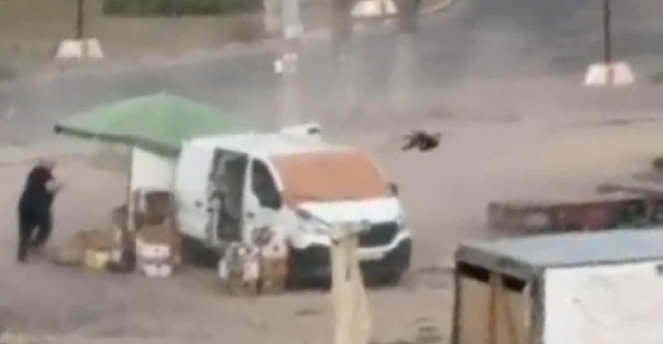 Βίντεο-σοκ: Ρωσικό drone καταδιώκει Ουκρανό άμαχο στη Χερσώνα και τον τραυματίζει