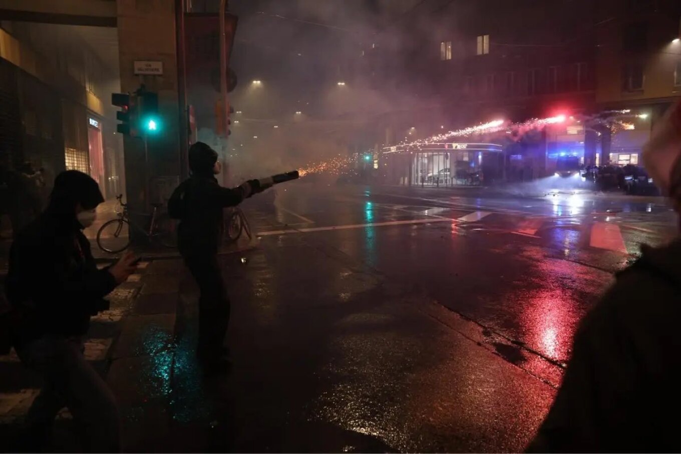 Πεδίο μάχης η Μπολόνια: Κροτίδες, φωτοβολίδες και χημικά σε διαδήλωση για την Παλαιστίνη πριν τον αγώνα Βίρτους-Μακάμπι - Δείτε βίντεο