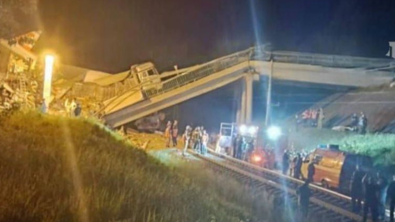 VIDEO: Τραγωδία στη Ρωσία - Κατέρρευσε γέφυρα και φορτηγό έπεσε πάνω σε τρένο - Τουλάχιστον 7 νεκροί και 30 τραυματίες