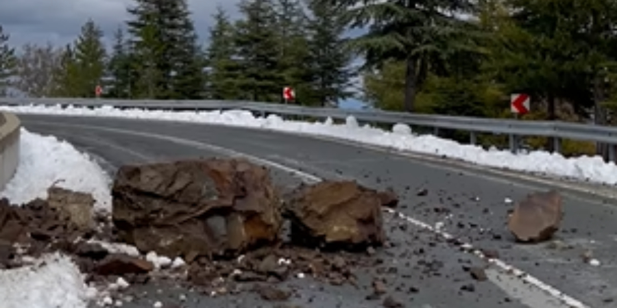 Τεράστιος βράχος έπεσε στη μέση του δρόμου - Εικόνες απο την κατολίσθηση στο δρόμο Κάμπου - Κύκκου
