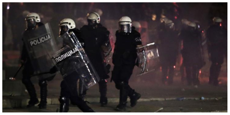 Δεκάδες συλλήψεις το βράδυ της Παρασκευής στο Βελιγράδι σε επεισόδια εθνικιστών και αστυνομικών