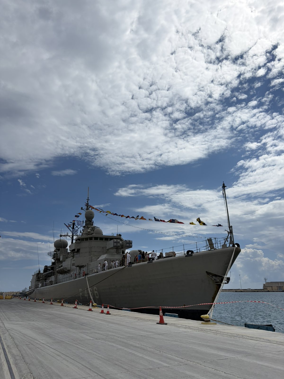 Ο «ΙΩΑΝΝΙΔΗΣ» και ο «ΝΙΚΗΦΟΡΟΣ ΦΩΚΑΣ» στο λιμάνι Λάρνακας – Κοσμοσυρροή για τις δύο φρεγάτες – Δείτε εικόνες 