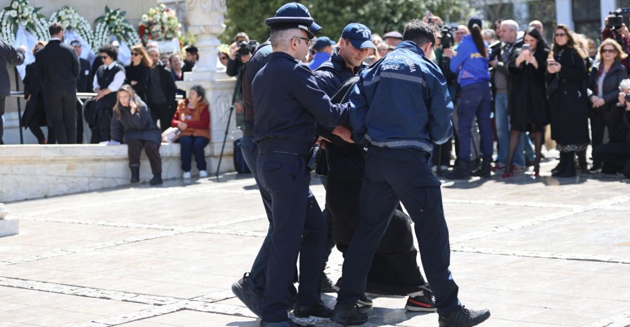 Κηδεία Μαρινέλλας: Επεισόδιο με την Ελένη Λουκά – Την απομάκρυναν αστυνομικοί! - Φωτογραφίες