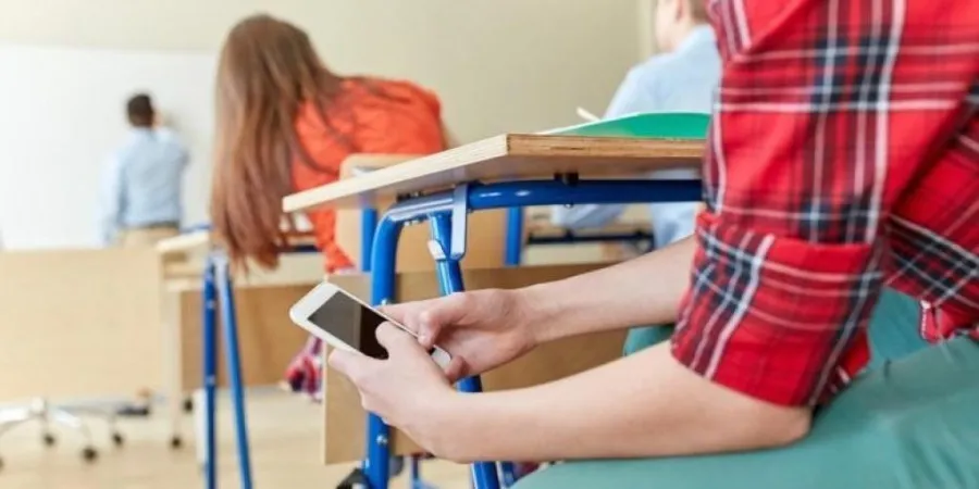 Διευκρινίζει για τα κινητά στα σχολεία το ΥΠΑΝ - Απαντά με επτά σημεία στην επίτροπο του παιδιού 
