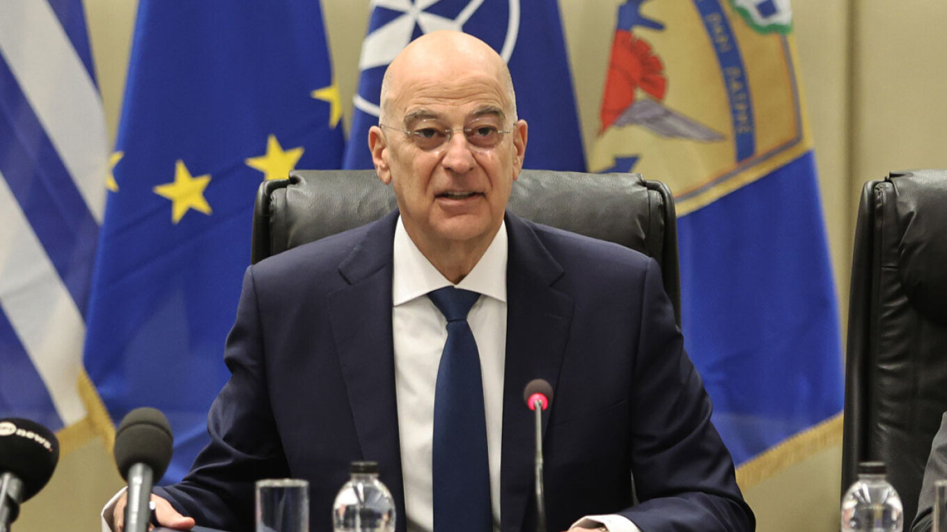 Τουρκική παρενόχληση από κατεχόμενα στο αεροσκάφος που μετέφερε τον Δένδια 