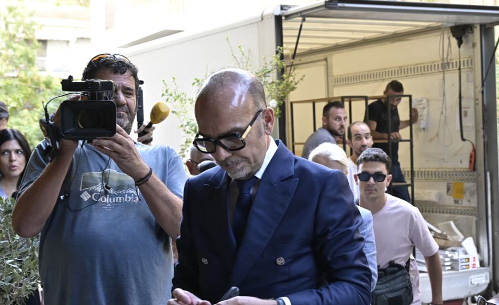 Γιώργος Μαζωνάκης: Το μυστήριο με τον άλλο ασθενή του «Dr. Ilias» και το παραπεμπτικό που δημιουργεί ερωτήματα