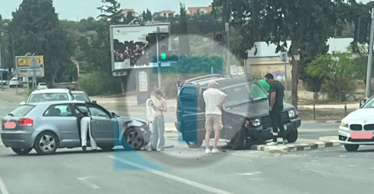 Σύγκρουση οχημάτων προκάλεσε «πανικό» σε κεντρικό δρόμο της πρωτεύουσας – Δείτε φωτογραφία από το σημείο