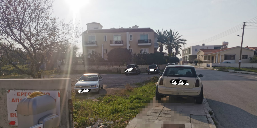 «Ο γάρος της ημέρας»: Το ανέβασε στο πεζοδρόμιο και έφυγε…ενώ δίπλα είχε parking – Δείτε φωτογραφία από το απίστευτο παρκάρισμα οδηγού