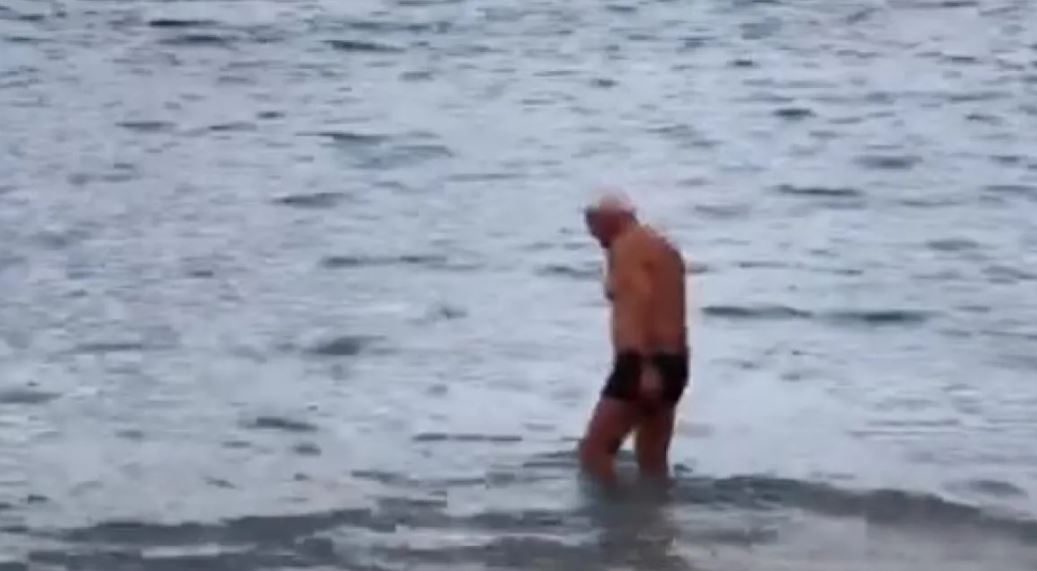 Ναύπλιο: «Τα οφέλη είναι πολλά» - 93χρονός το τολμά, βουτάει ακόμη στα παγωμένα νερά - Βίντεο