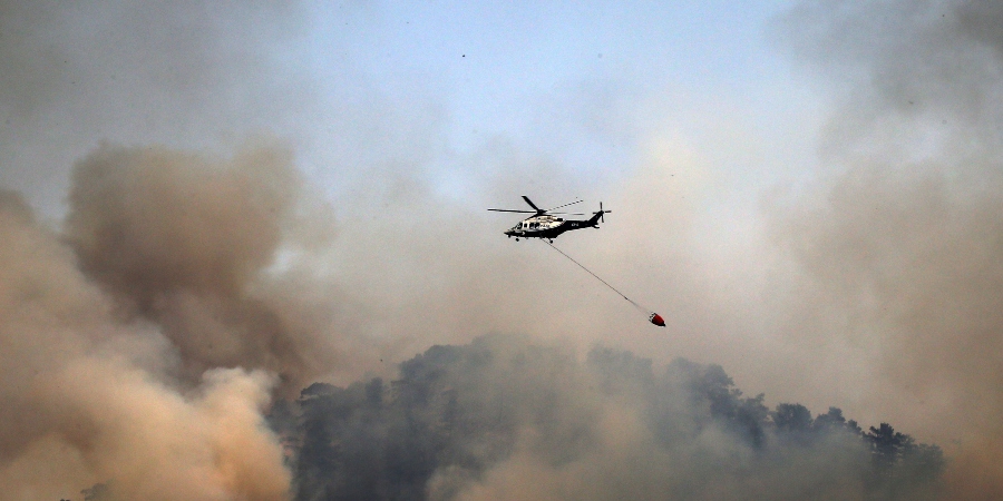 ΚΥΠΡΟΣ: Μάχη με τις φλόγες δίνουν στα χωριά Άχνα και Ξυλοφάγου