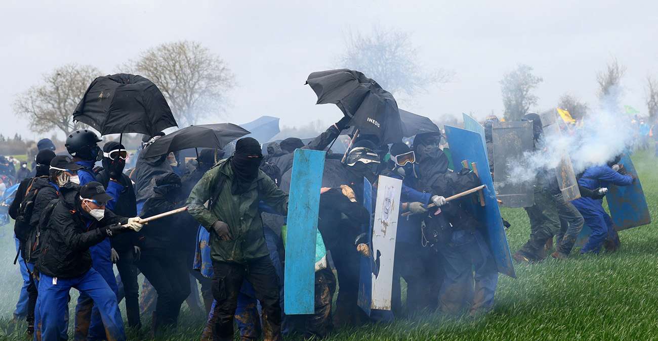 «Στα όρια» η κατάσταση στη Γαλλία – Νέες συγκρούσεις αστυνομικών με διαδηλωτές για το νερό