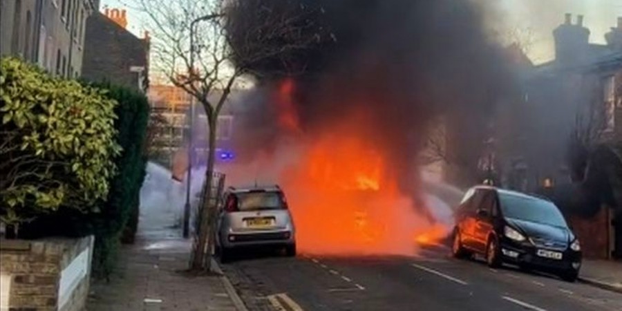 Σκηνές τρόμου για μαθητές στο Λονδίνο - Σχολικό λεωφορείο τυλίχθηκε στις φλόγες ενώ μετέφερε παιδιά - Βίντεο