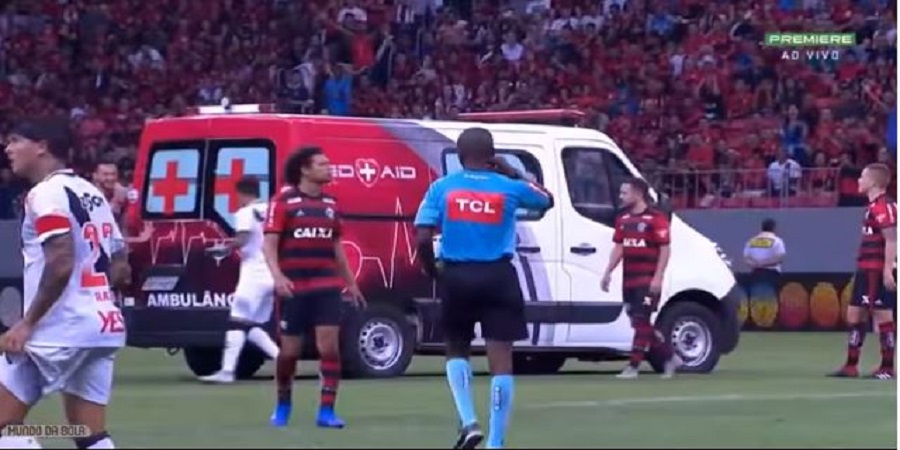 Απίστευτο βίντεο: Παίκτες στη Βραζιλία σπρώχνουν ασθενοφόρο για να ξεκινήσει -Εμεινε στο γήπεδο!